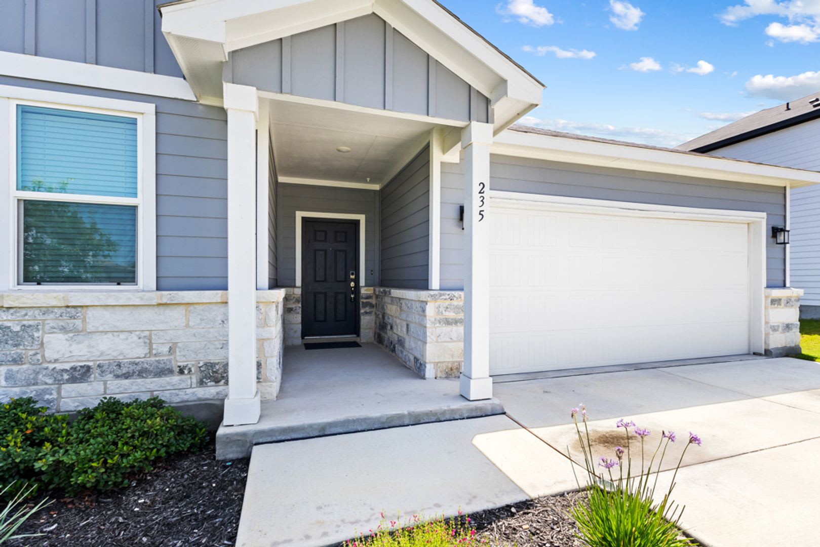 Beautiful 3 Bedroom Home in Bella Rosa – Open Floor Plan & Covered Patio – photo 3