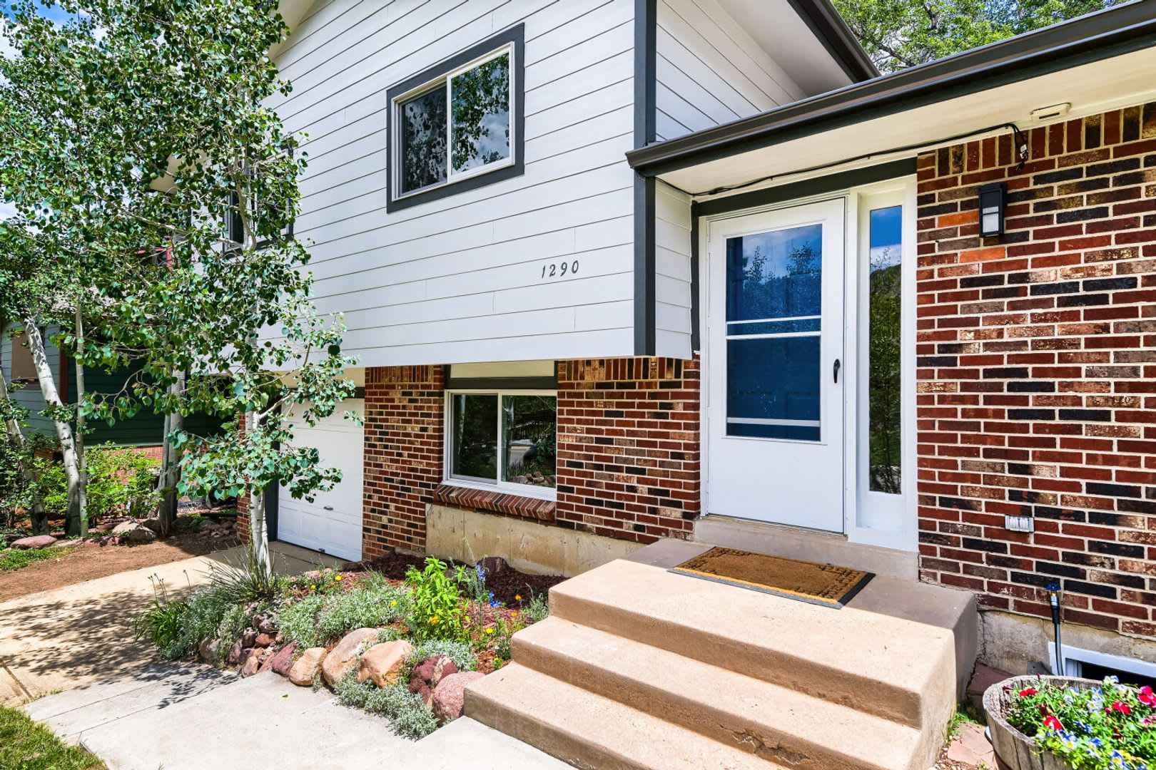 Beautiful 3 Bedroom Home With Large Backyard Mountain Views – photo 2