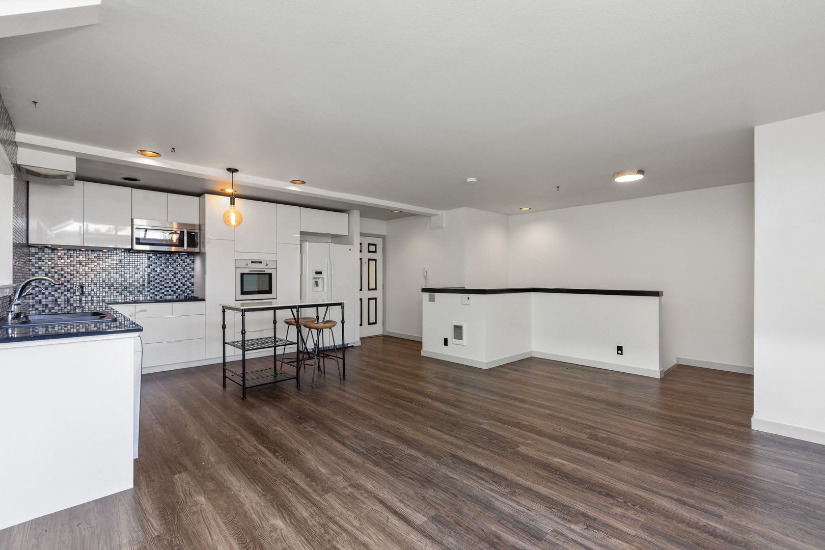 2-Bedroom Queen Anne Condo with Secured Parking – photo 4