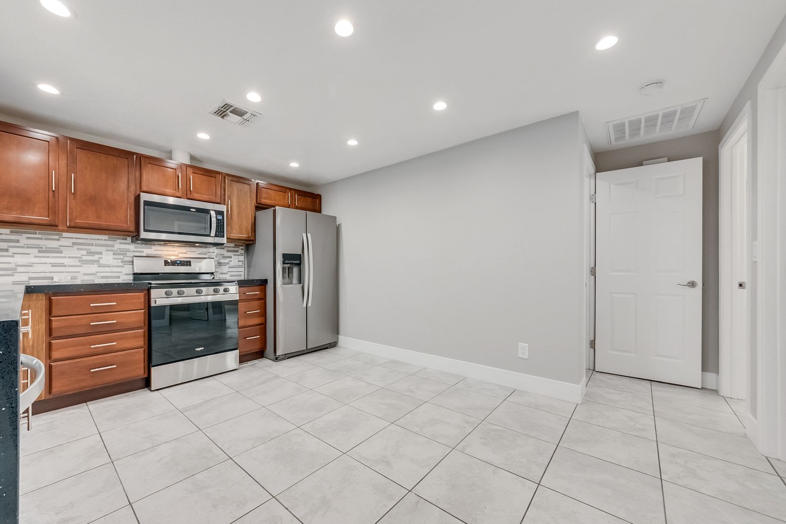 Move-In Ready Two-Bedroom with Modern Finishes & Stainless-Steel Appliances – photo 3