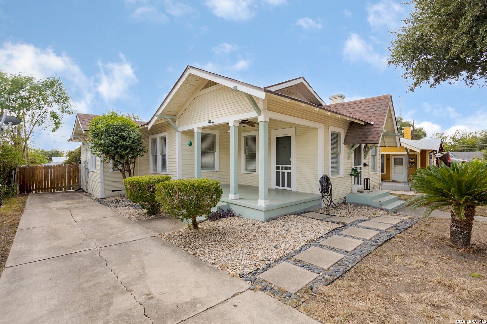 624 W AGARITA AVE – photo 2