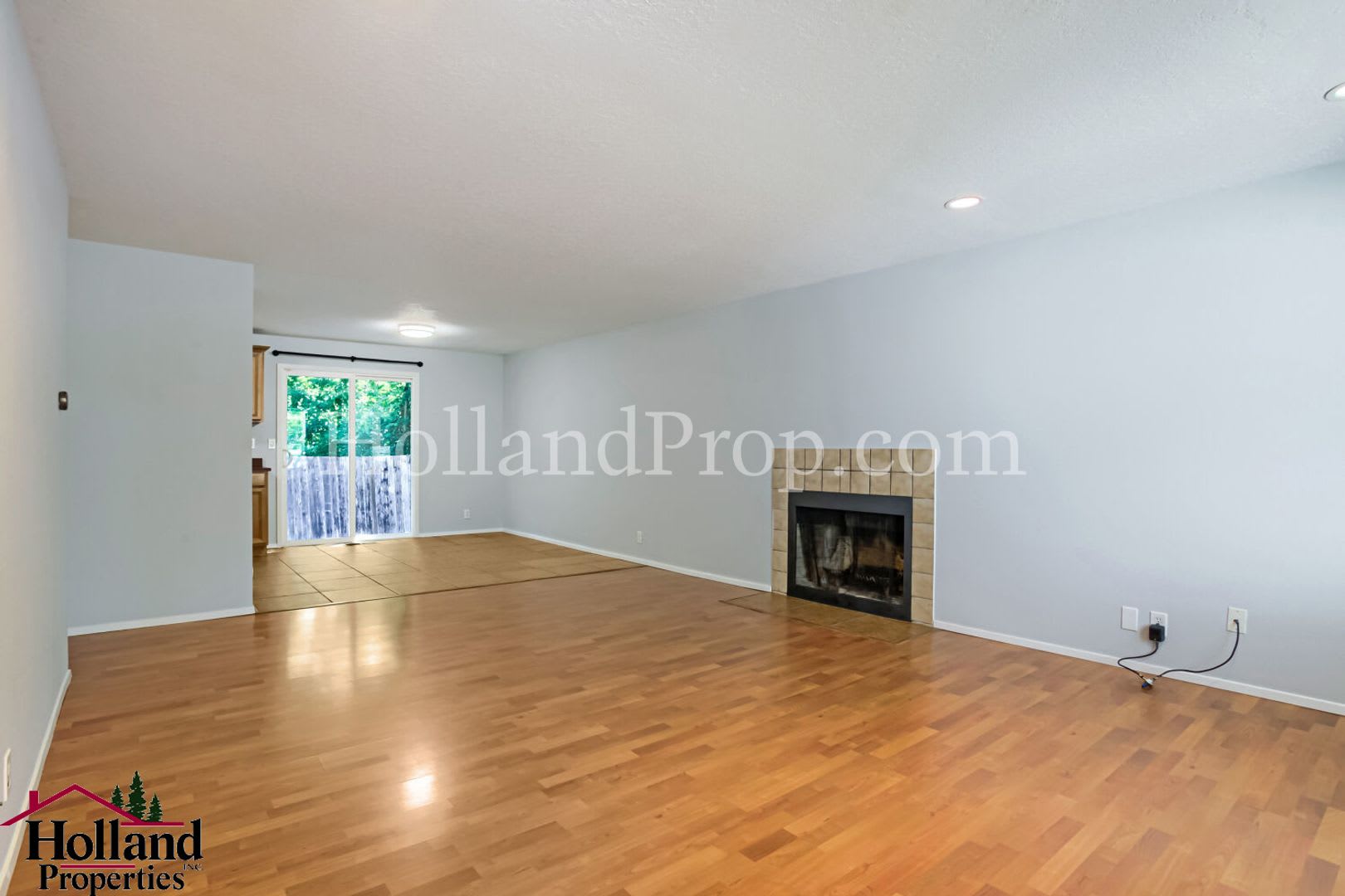 Peaceful 4 Bedroom Home With Large Lot Fireplace Private Backyard – photo 4