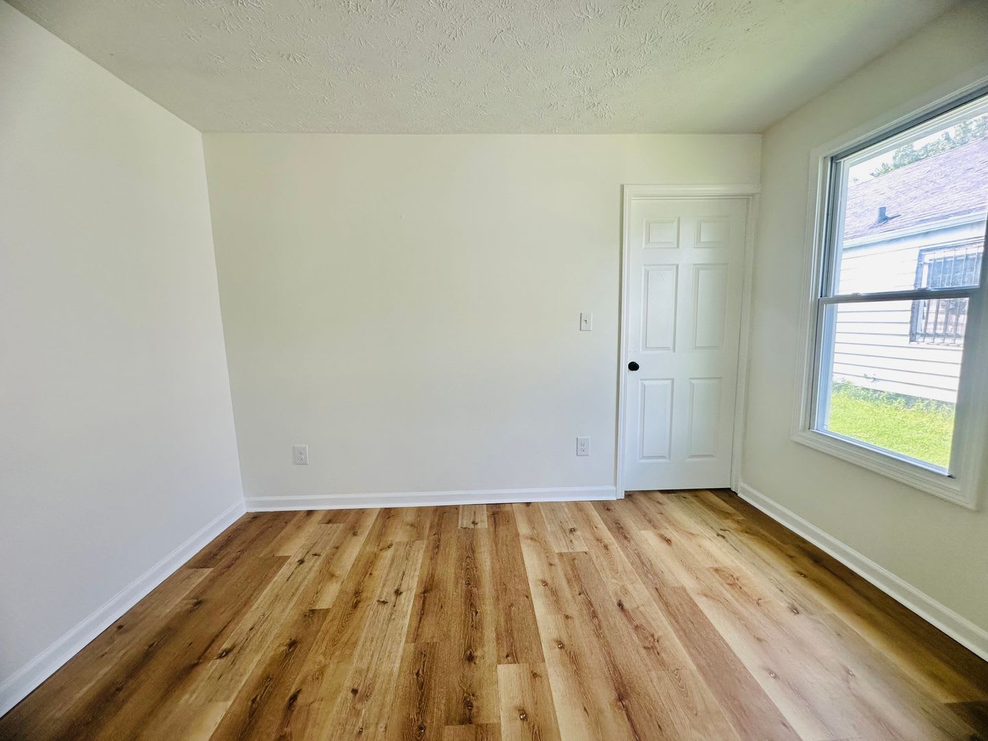 Charming 2 BR / 1 BA Duplex with Covered Front Porch – photo 5