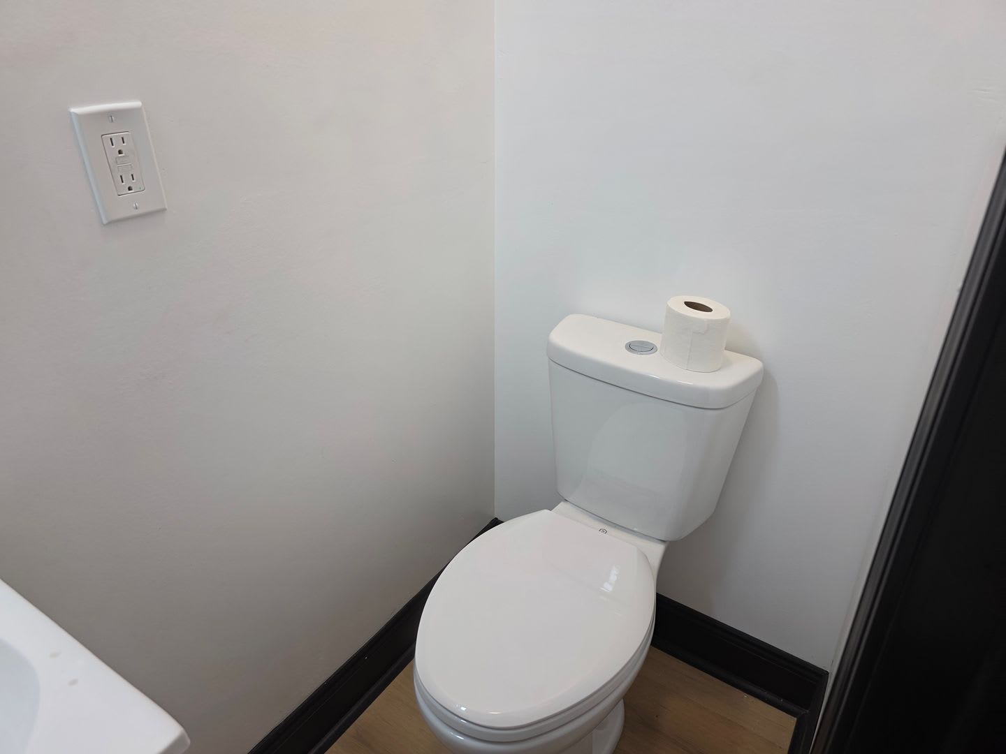 Fully Updated 4 bedroom 1.5 bath house for rent – photo 3