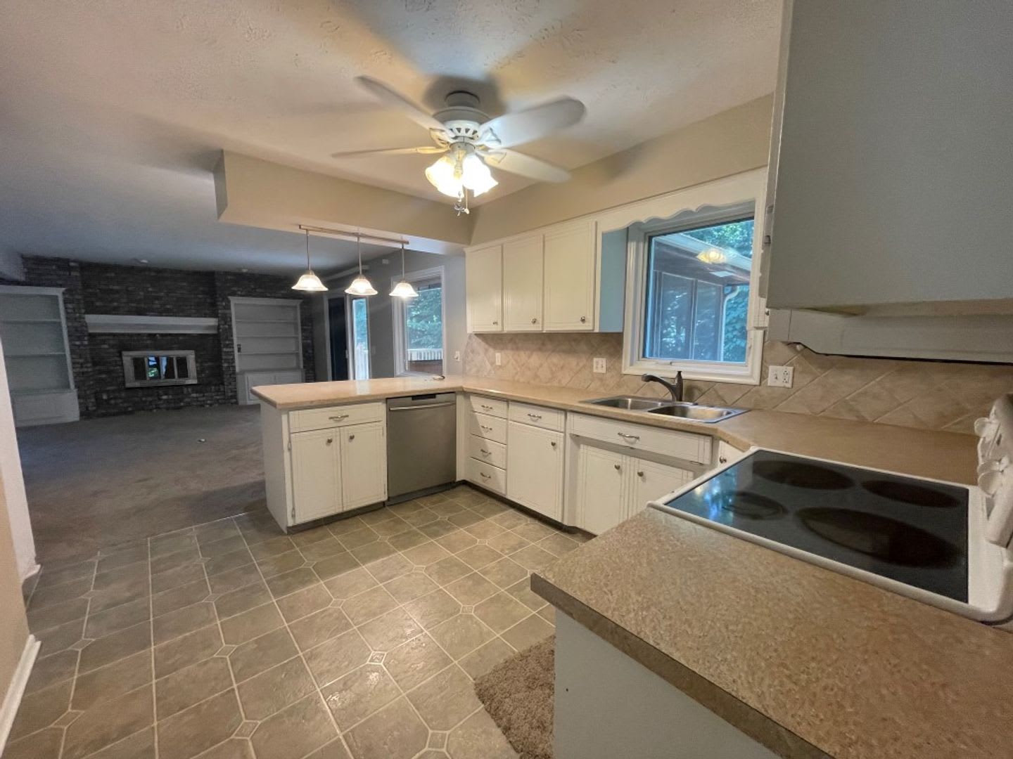 Large Home in Bellevue for Rent – photo 4