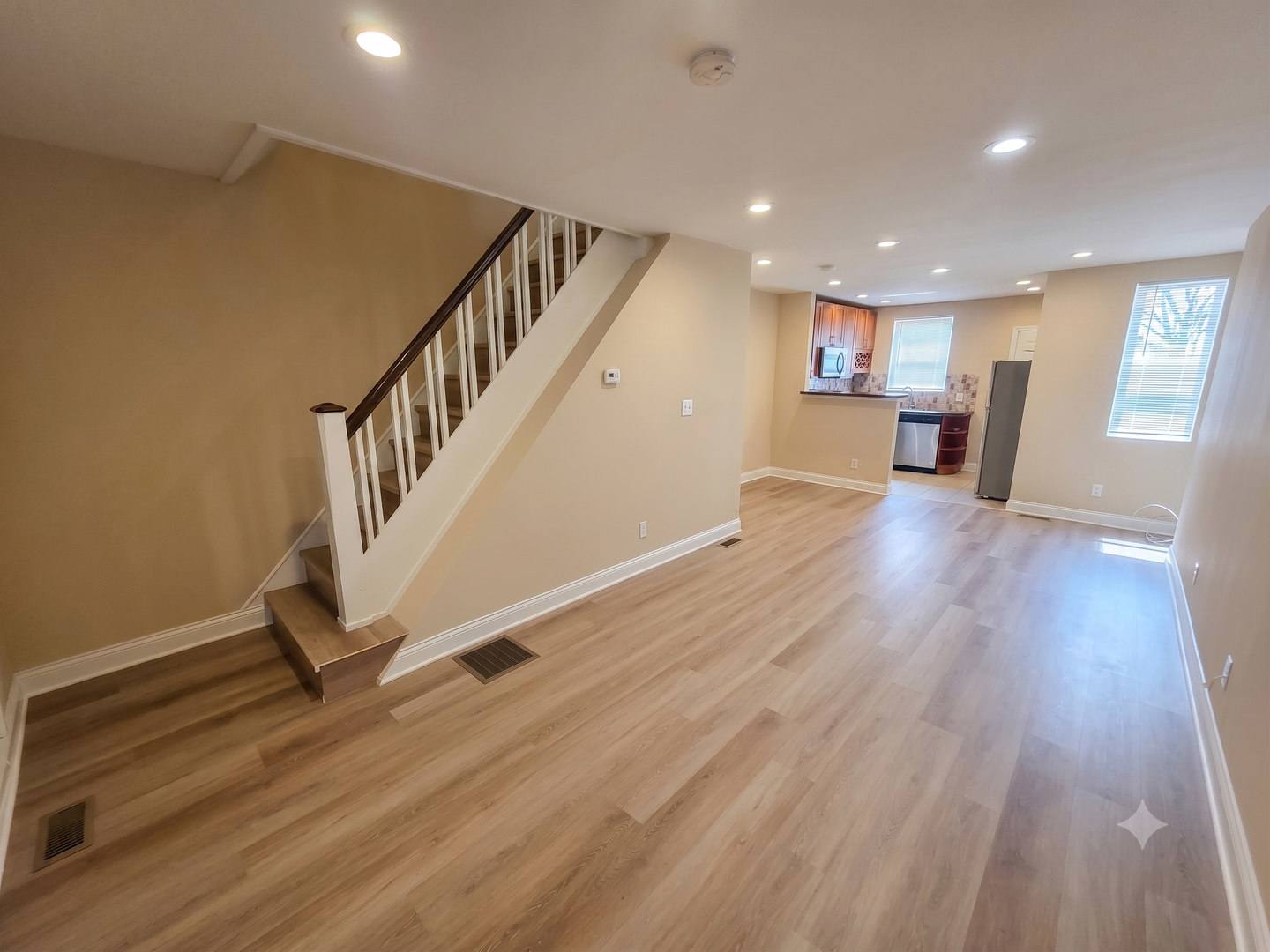 ⭐⭐⭐ UPDATED COZY 3 BEDROOMS AND 1.5 BATH HOME LOCATED IN NORTHEAST/LAWNCREST!!! ⭐⭐⭐ – photo 3