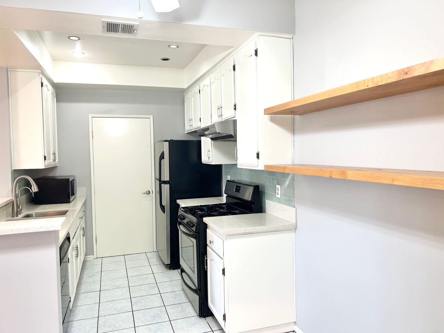2BD/2BA Condo w/ Laundry, Dishwasher, Ample Parking, EV Charging – photo 3