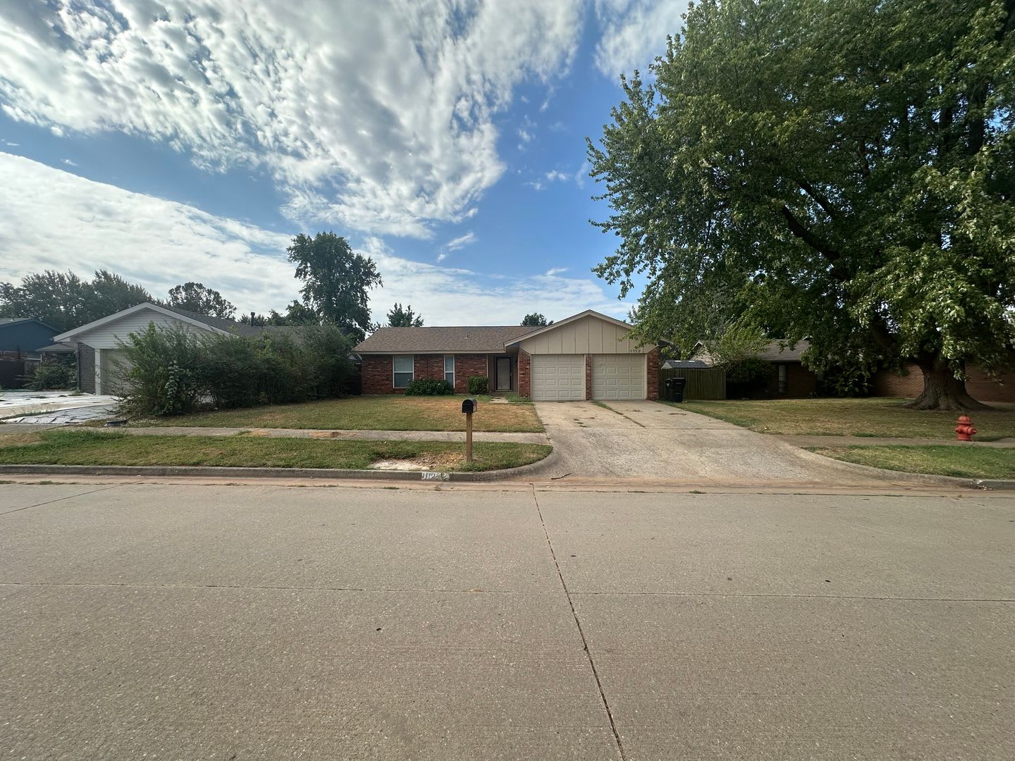 3 Bed, 2 Bath Brick Home w/2 Car Garage – photo 1