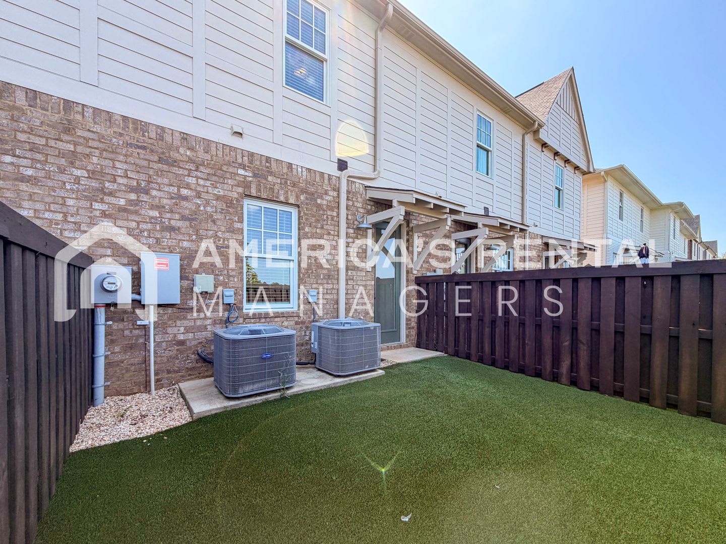 Modern 3-Bedroom Townhome in Windsor Court – photo 4