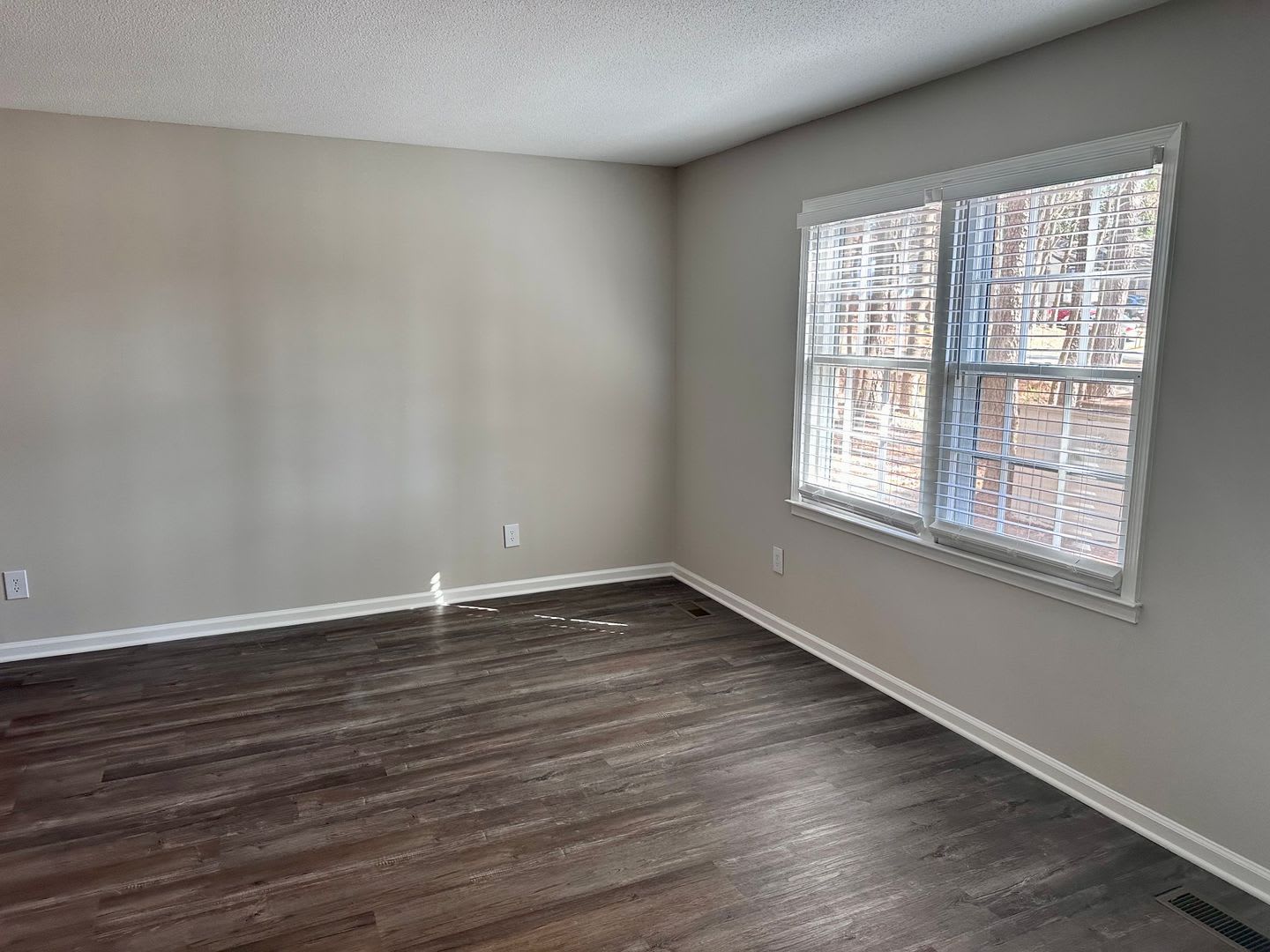 Stunning 2-bedroom, 2 -bathroom Apartment – photo 3