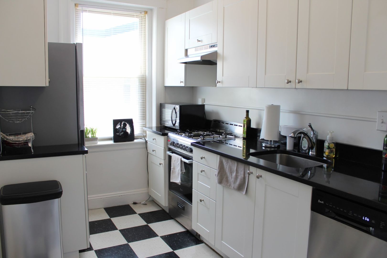 Large 2 bed located near the Green Line in Allston. – photo 1