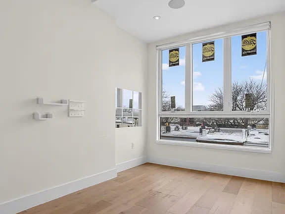 1133 Halsey St – photo 3