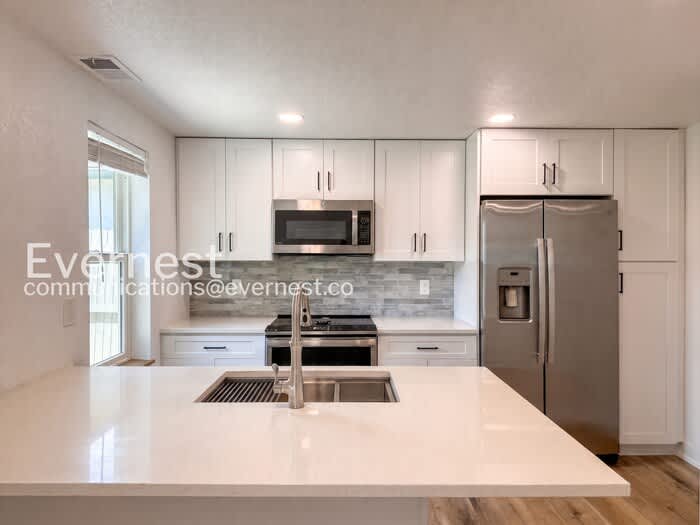 1336 1/2 Kalamath Street – photo 4