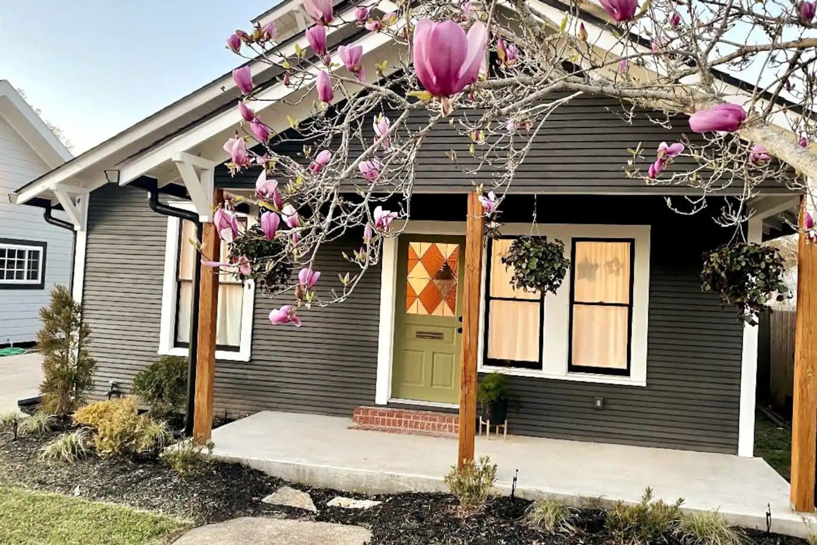 Scandinavian Inspired Retreat Corporate Rental Newly Renovated 3Br 2Ba Fully Furnished Home In Downtown Oasis – photo 2