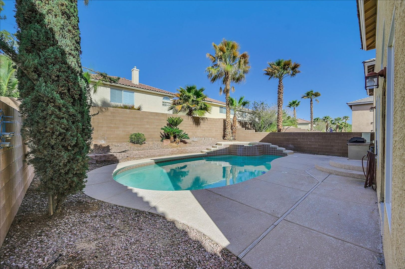 Great 2 Story Home With Sparkling Pool Located Inside Guard Gated Southern Highlands – photo 1