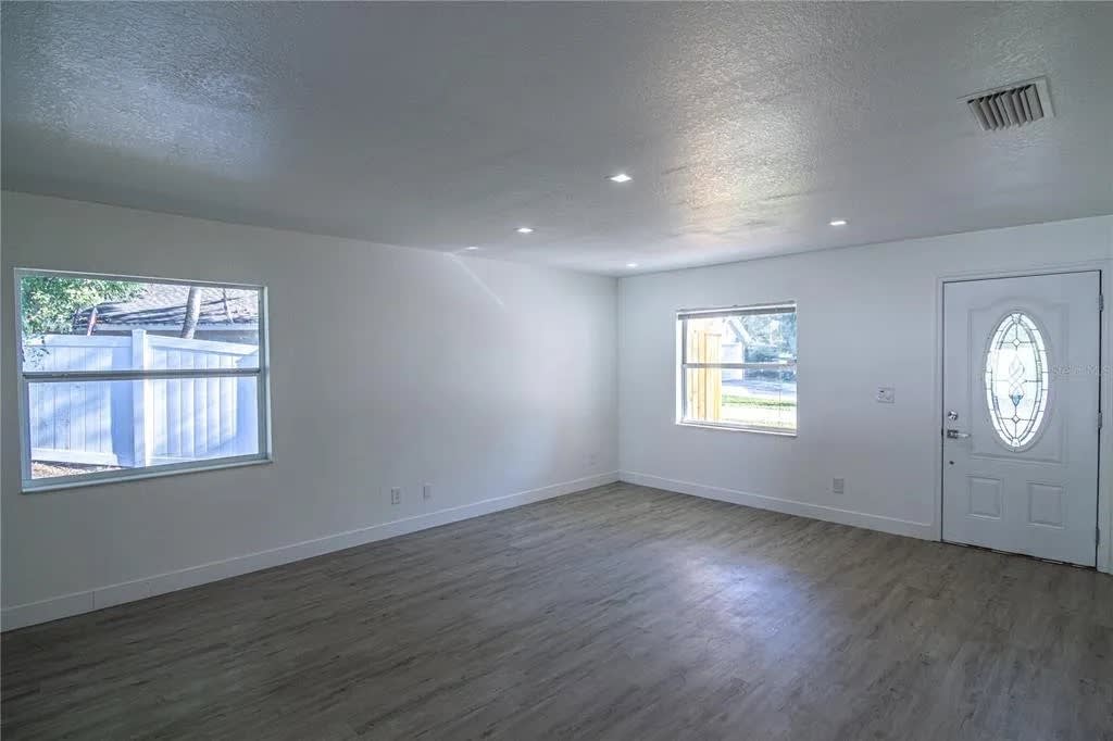 1914 East Mcberry Street – photo 3
