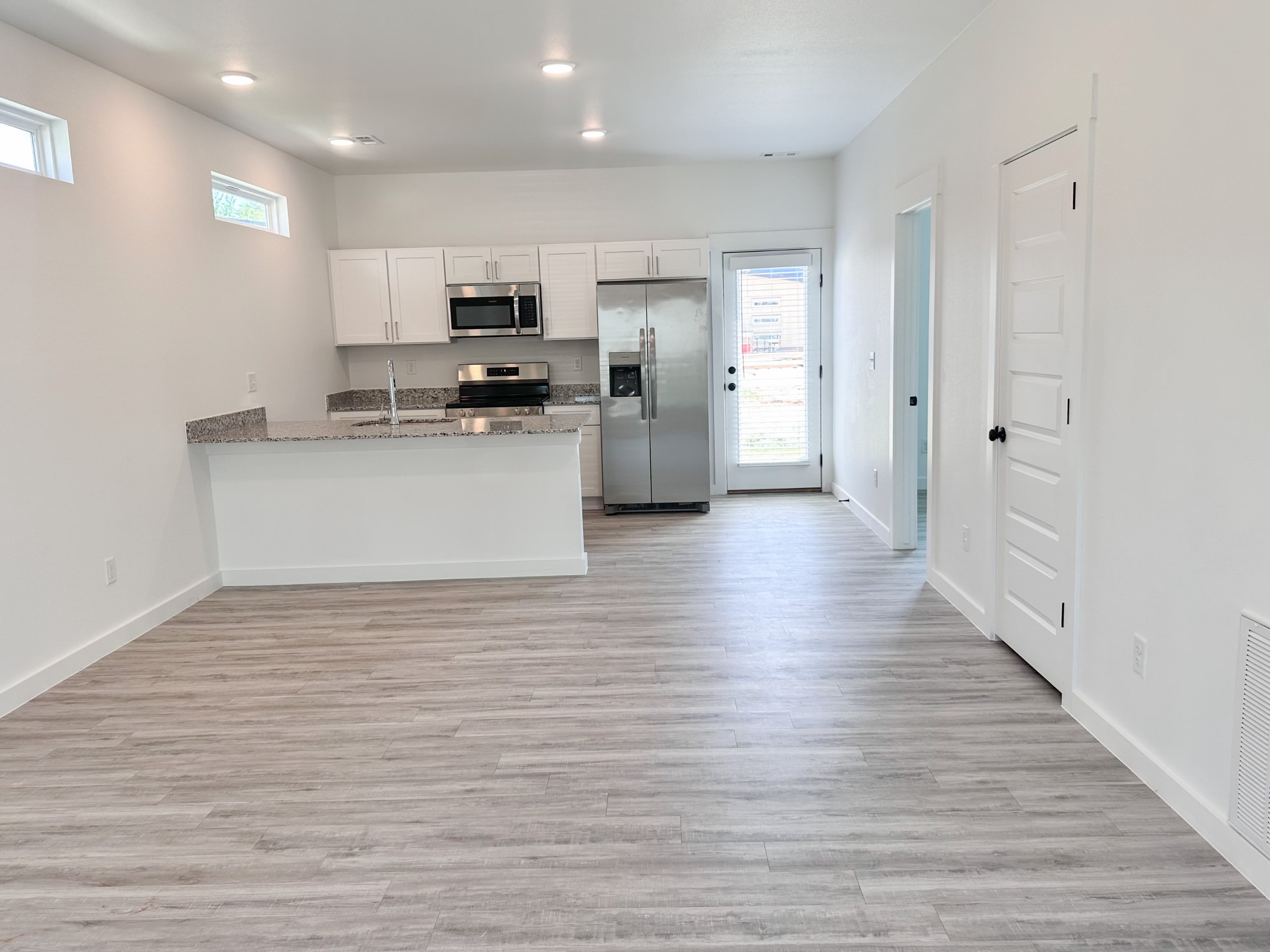 861 States Avenue – photo 2
