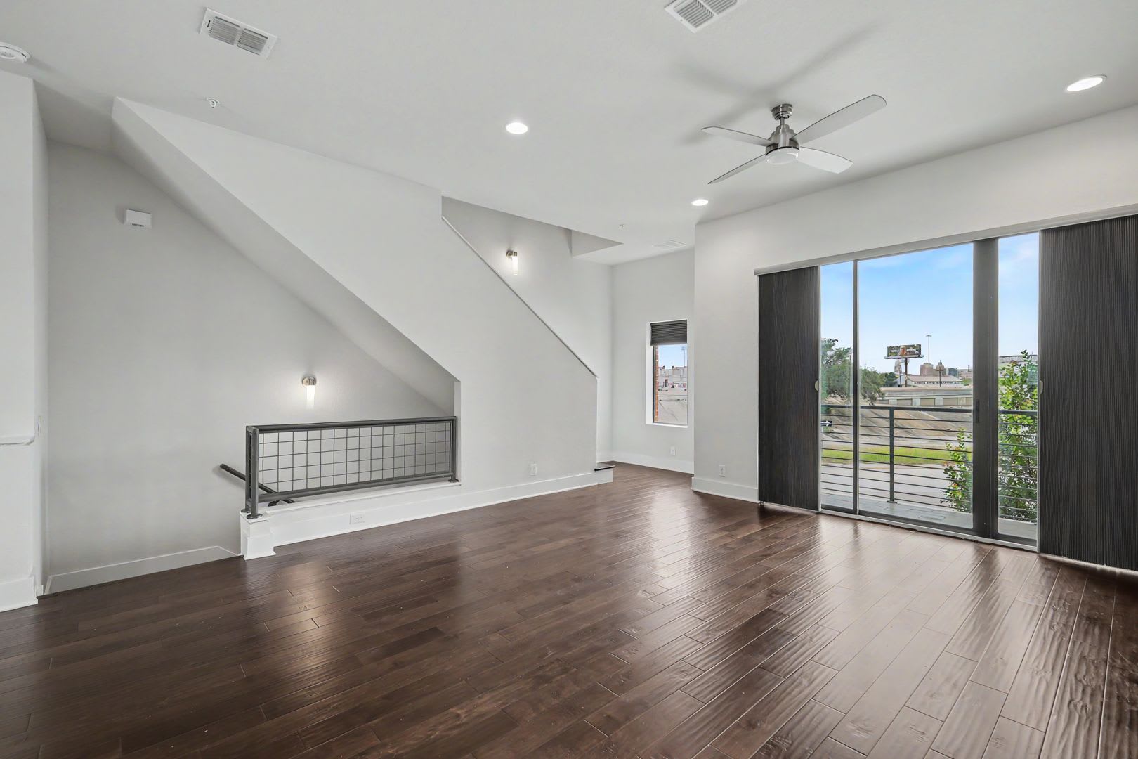 4 Week Free Move In Incentive Modern Downtown Sa Townhome Rooftop Balcony Private Garage All Appliances Included – photo 4
