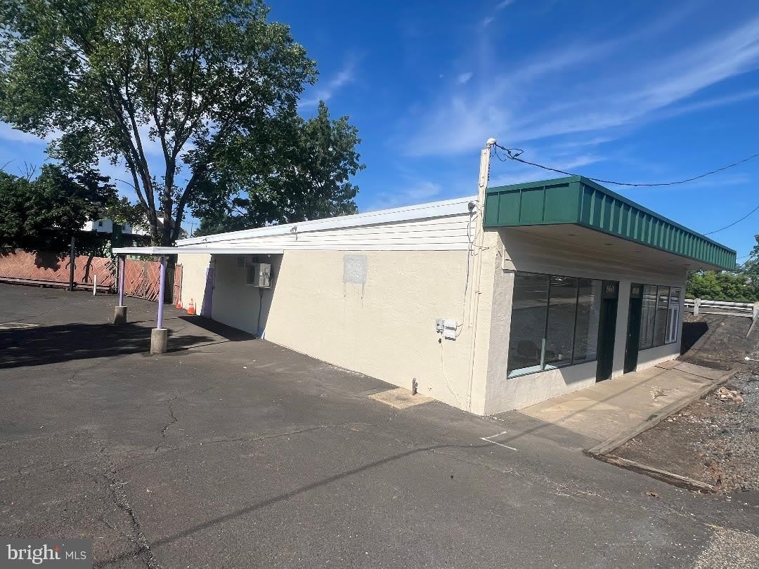 858 STREET Road – photo 1