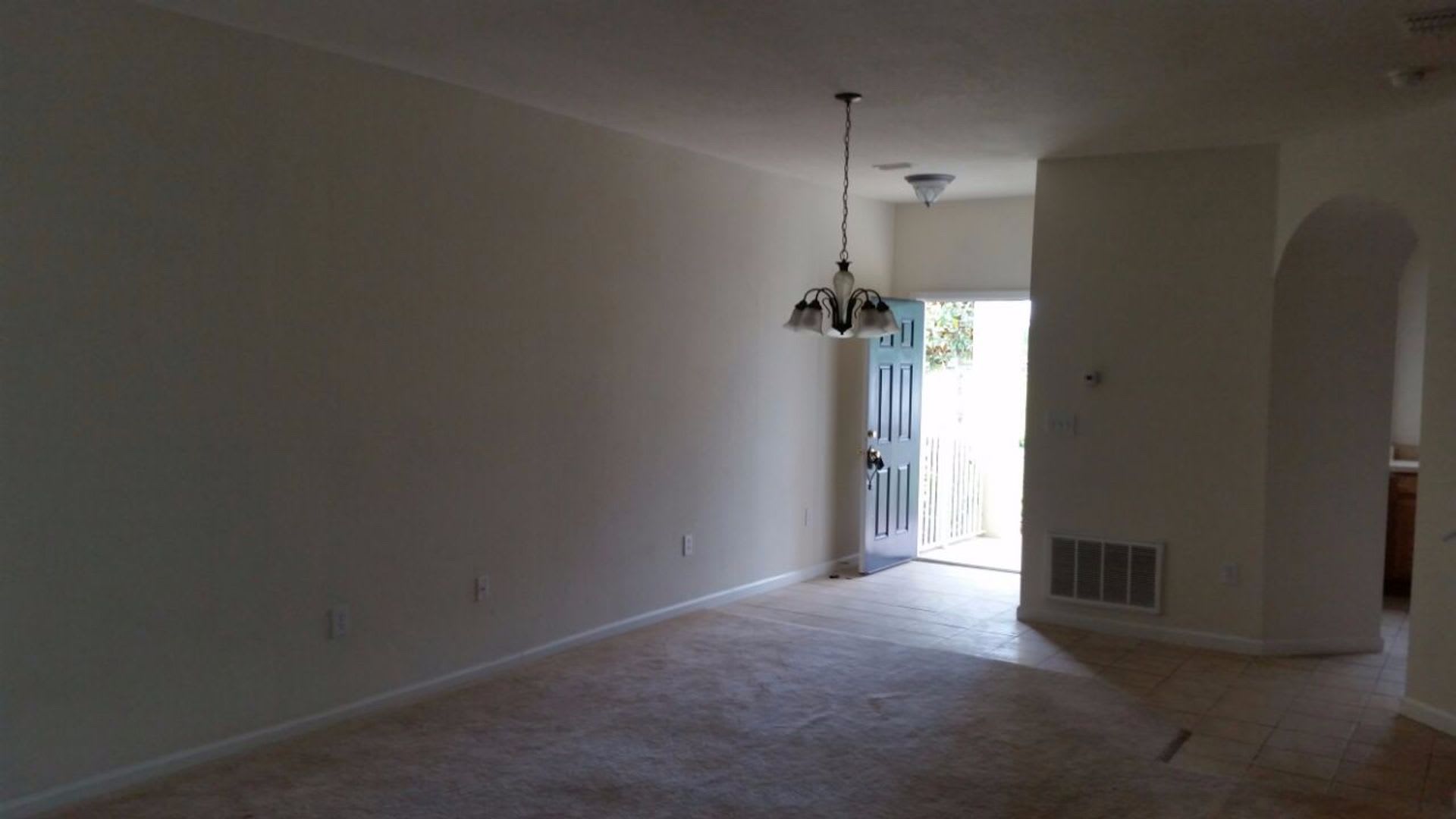 This Beautiful And Well Kept Townhouse Features 3 Bedrooms And 3 Bathrooms Located At Trafalgar Village – photo 2