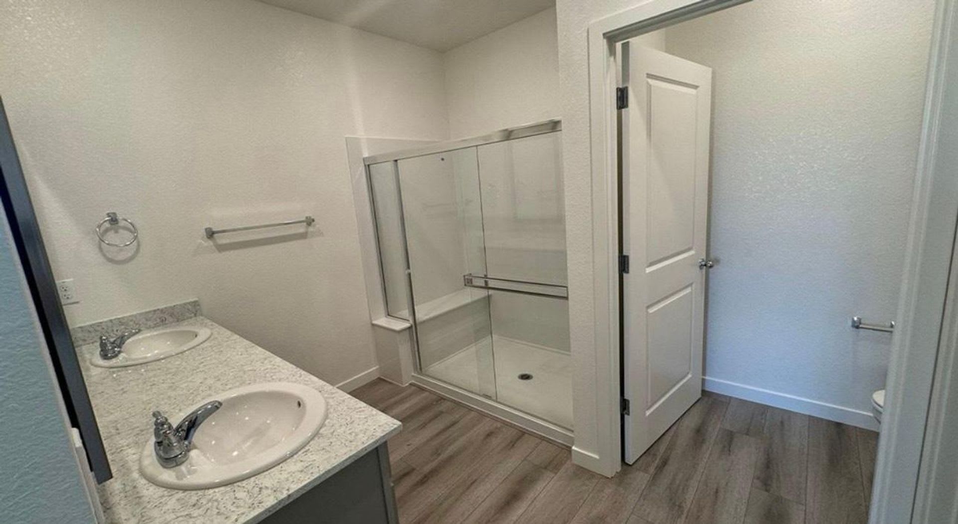 BRAND NEW (Solar) 4/2 w/Massive Backyard Roseville! *Please read entire ad for viewings!! – photo 2