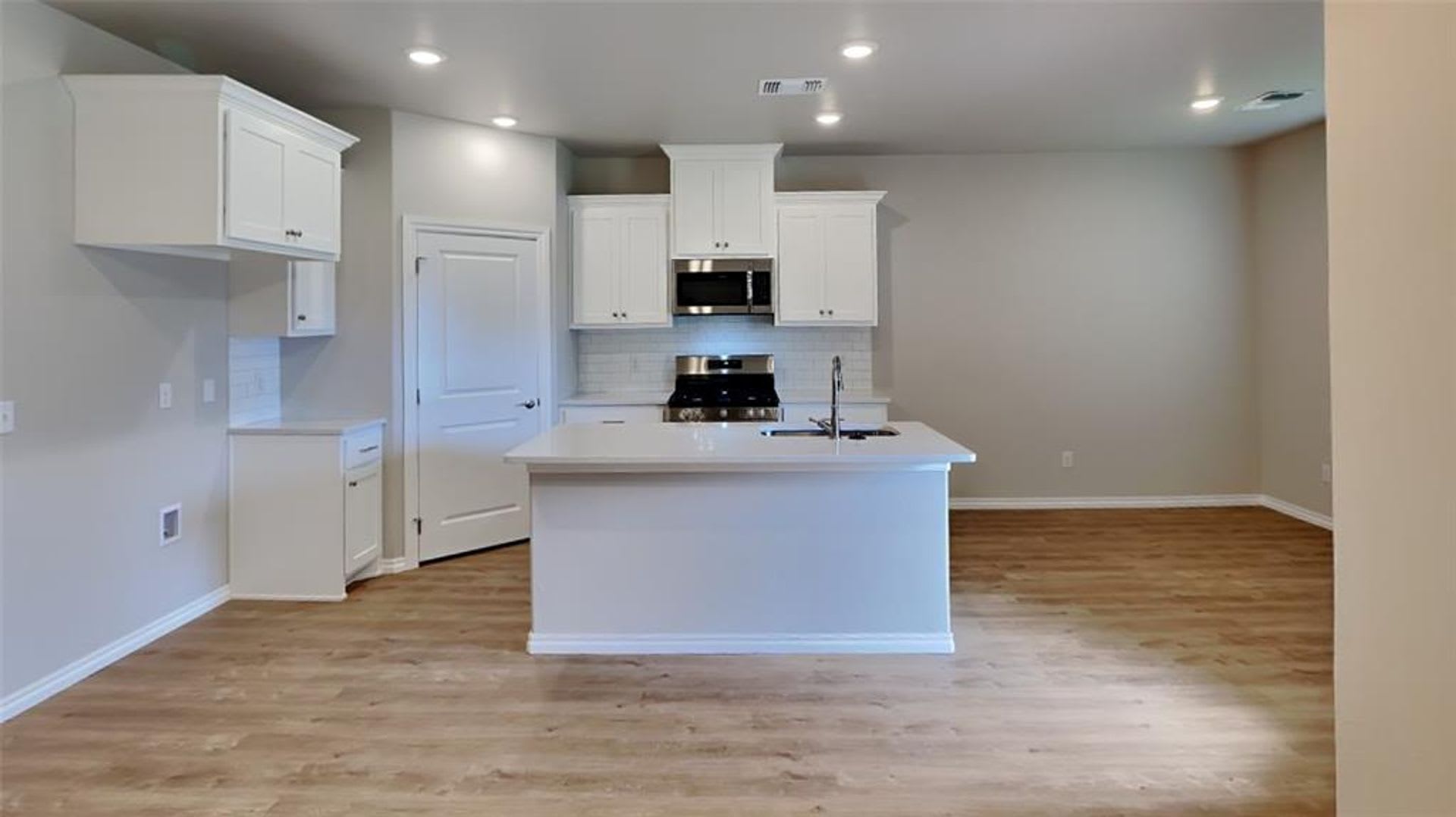Luxury BRAND NEW 1 Bedroom 2 Bathroom Cottage in 55+ Community (Gated Community)- **LEASING SPECIAL** – photo 5