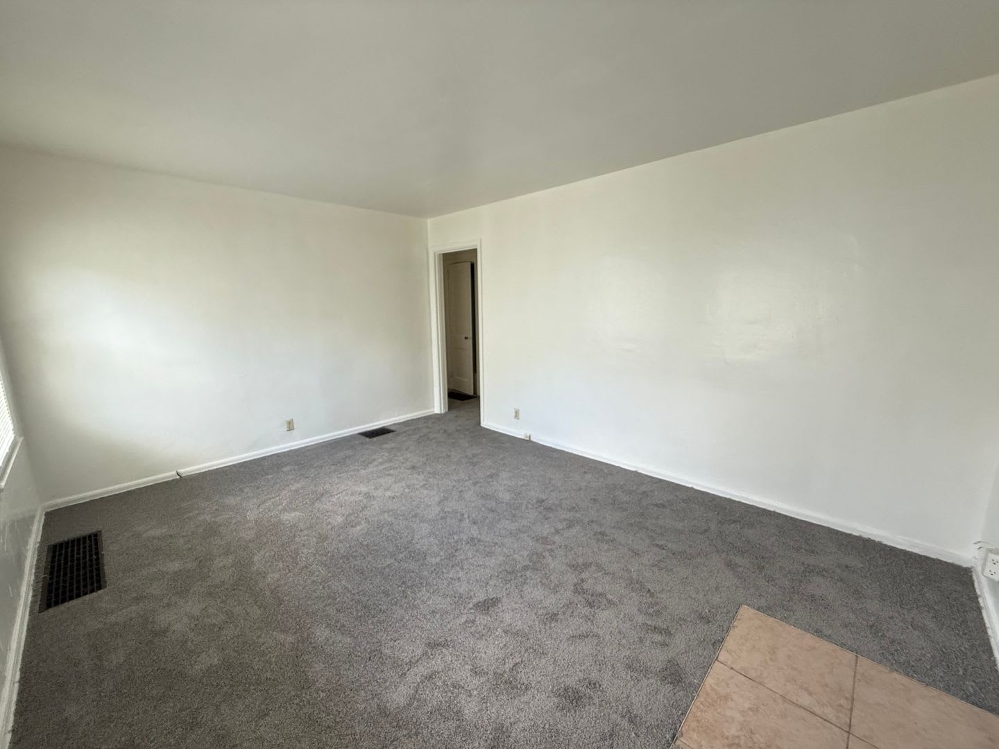 Refreshed 2 Bed, 1 Bath Home – photo 3