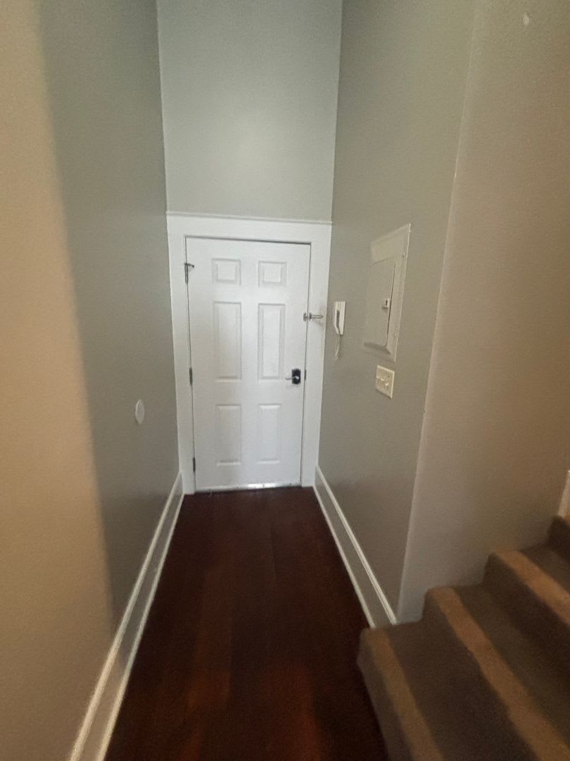 Cute Upstairs Down Town Apartment! – photo 3