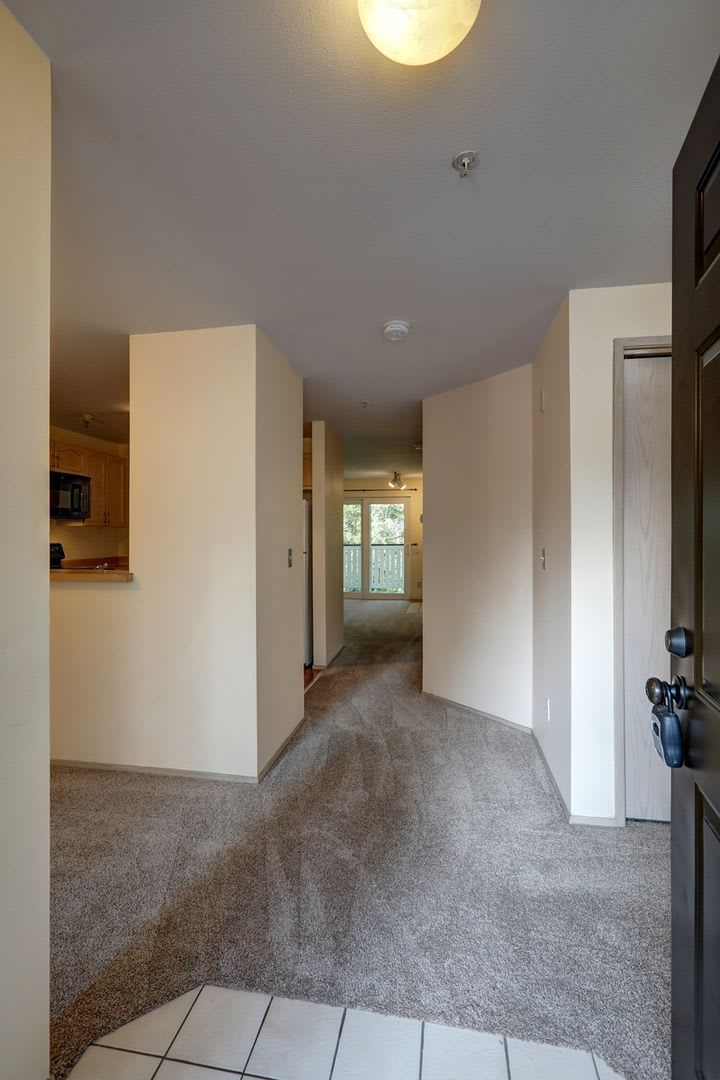 Beautiful 2 Bedroom/2 Bath Renton Condo, Great Location, W/S/G included!! – photo 2