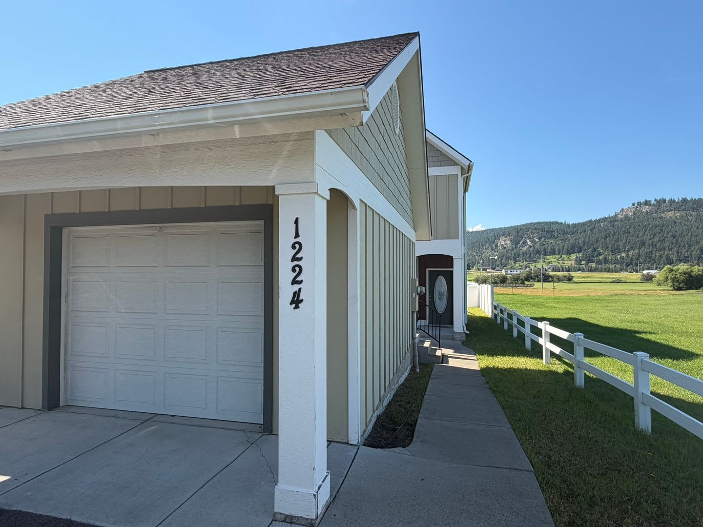 Charming 2-Story Townhome with Vaulted Ceilings – photo 2