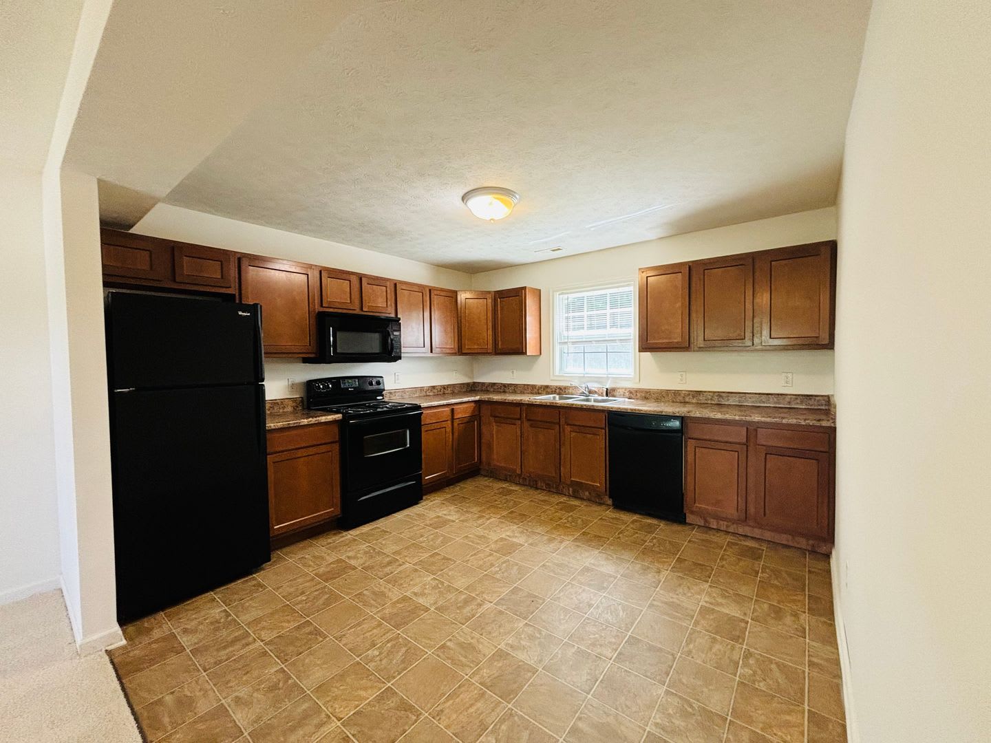 3 Bedroom 2.5 Bath Townhouse – photo 4