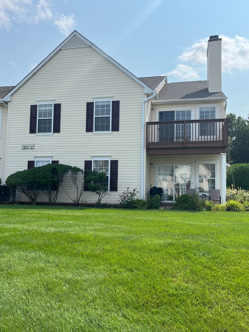 This 3BR/2BA condo in Walnut Bank Farms – photo 1