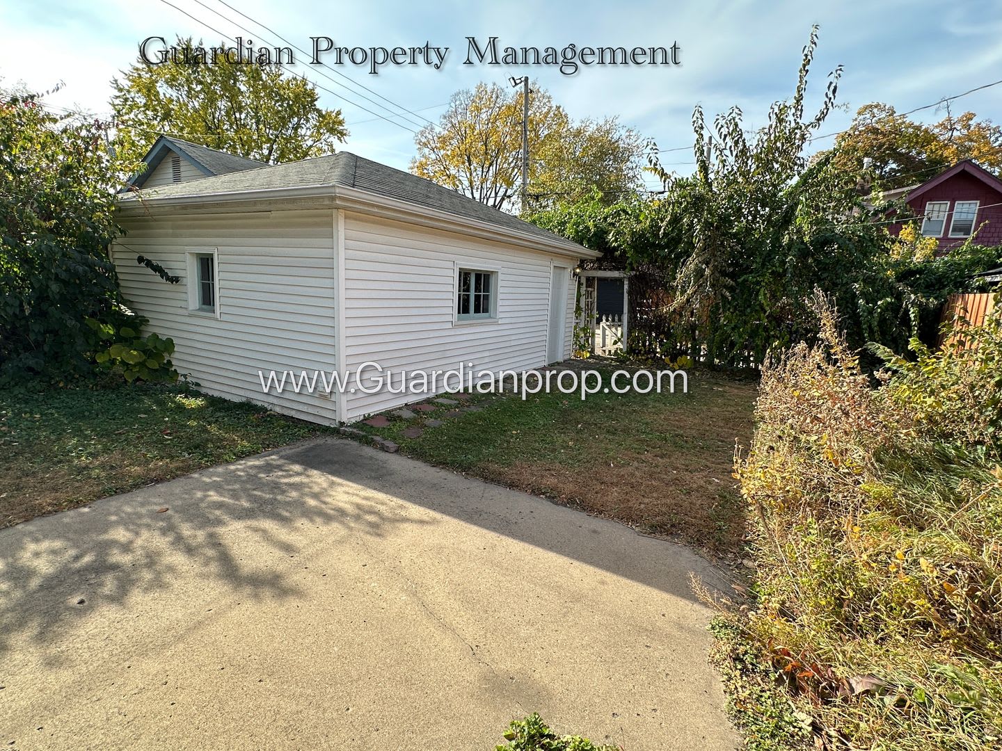 South Minneapolis SFH, Fenced Yard, 1 Car Garage, Dishwasher, Laundry, October Availability – photo 2