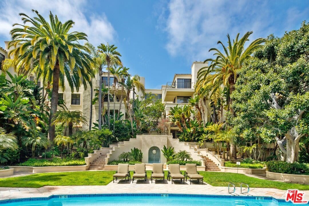 555 S Barrington Ave – photo 2