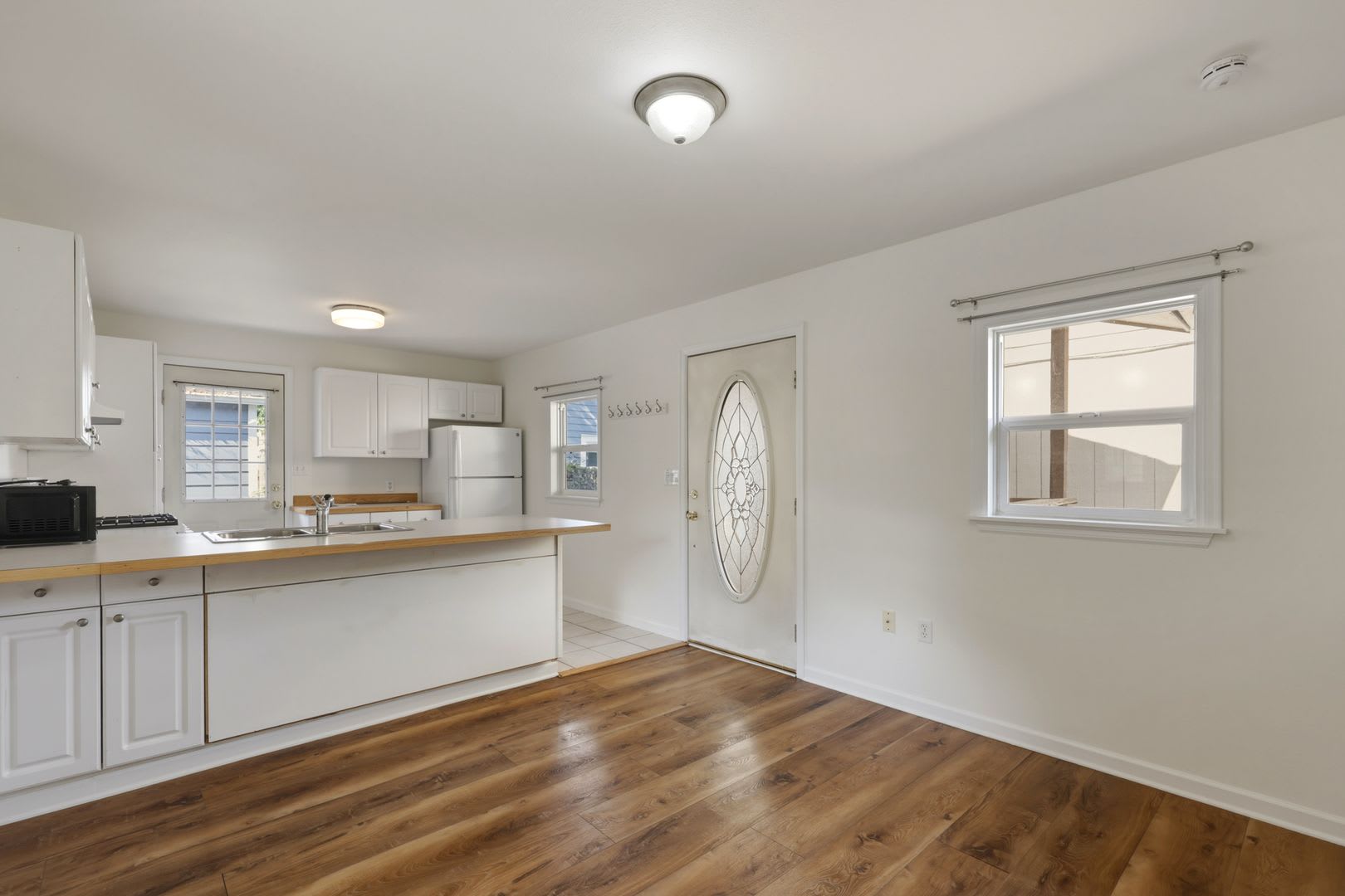 Fantastic location, move in ready! 1 bed, one bath, HUGE kitchen! – photo 4