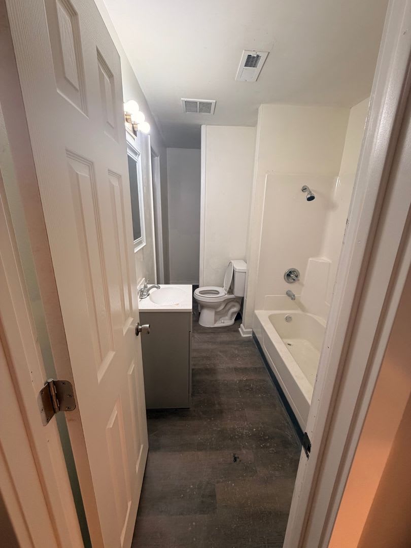 Spacious One Bedroom Located Near 21St And Lafayette Rd – photo 3