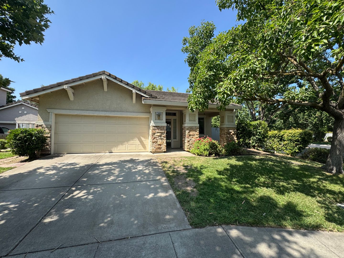 3 bed / 2 bath – photo 2