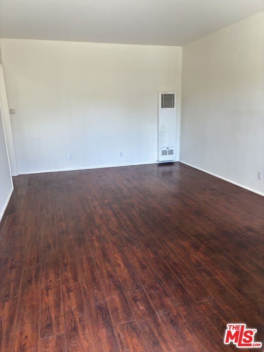 15943 Victory Blvd – photo 5