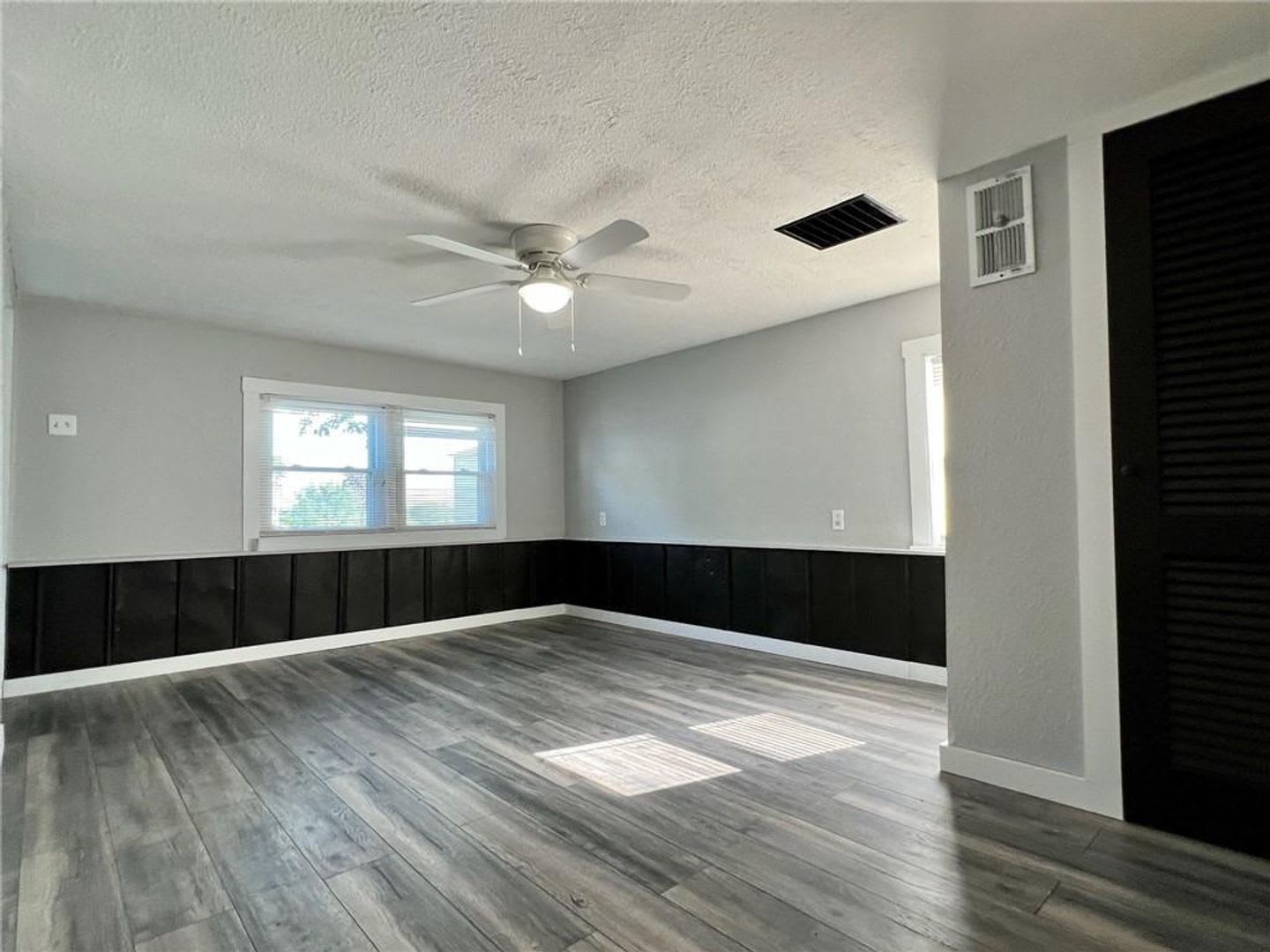 Adorable Bungalow 3 Bedroom 1 Bath Rental Home – photo 3