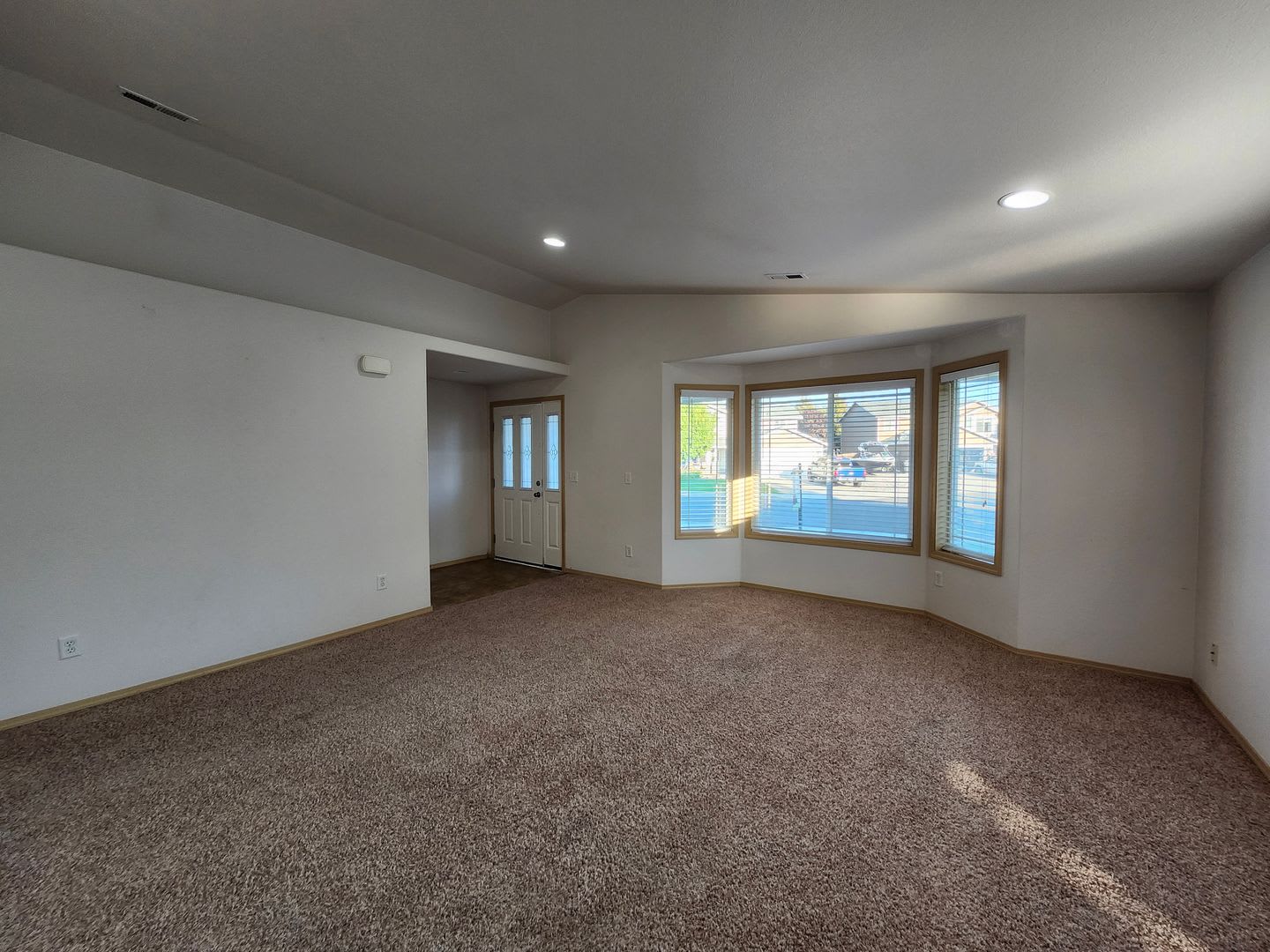 Spacious 3 bedroom/2 bath on Cul-de-Sac, 3 Car Garage! – photo 3