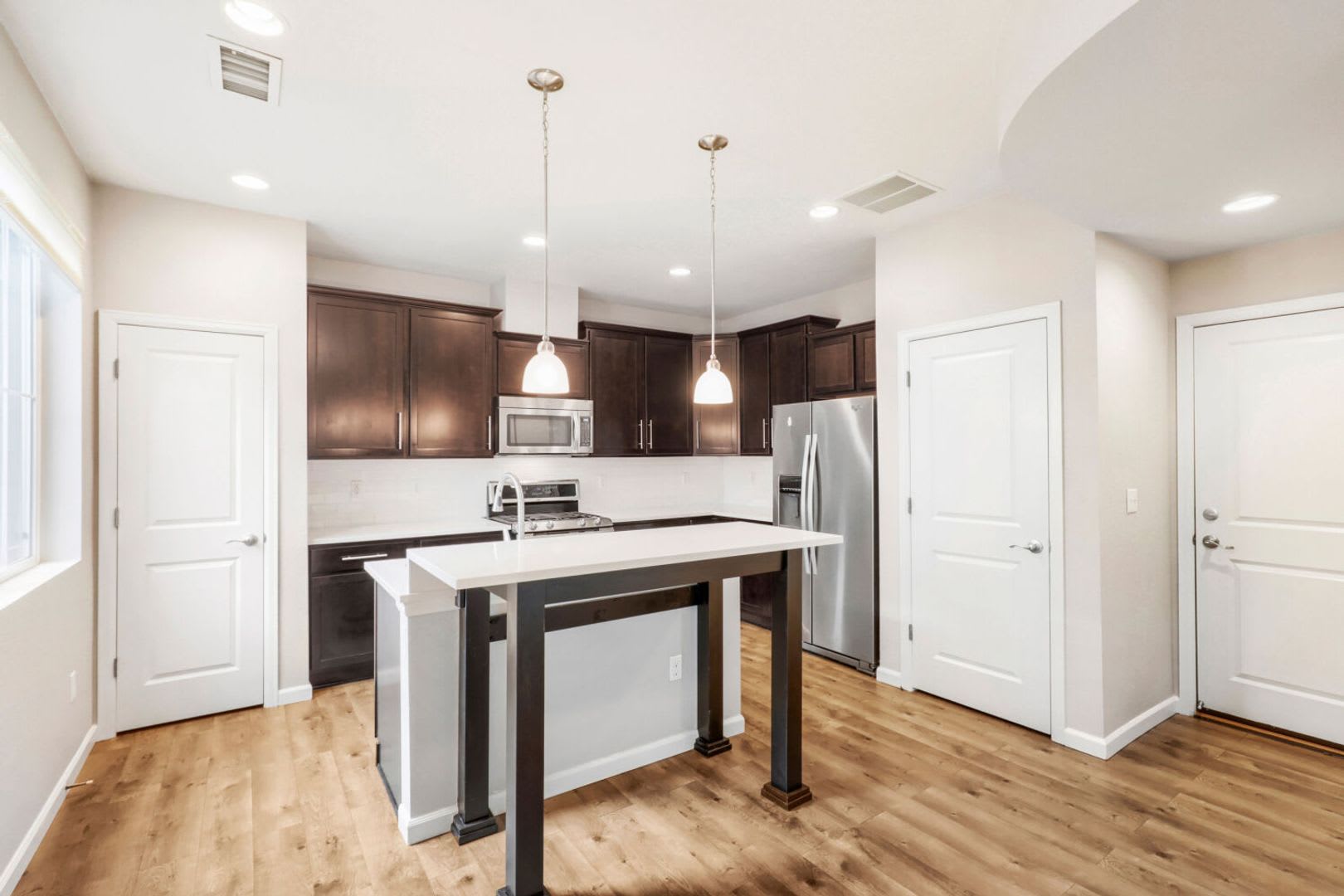 Evolve Real Estate: Charming 3-Bedroom, 3-Bathroom Townhome – photo 5