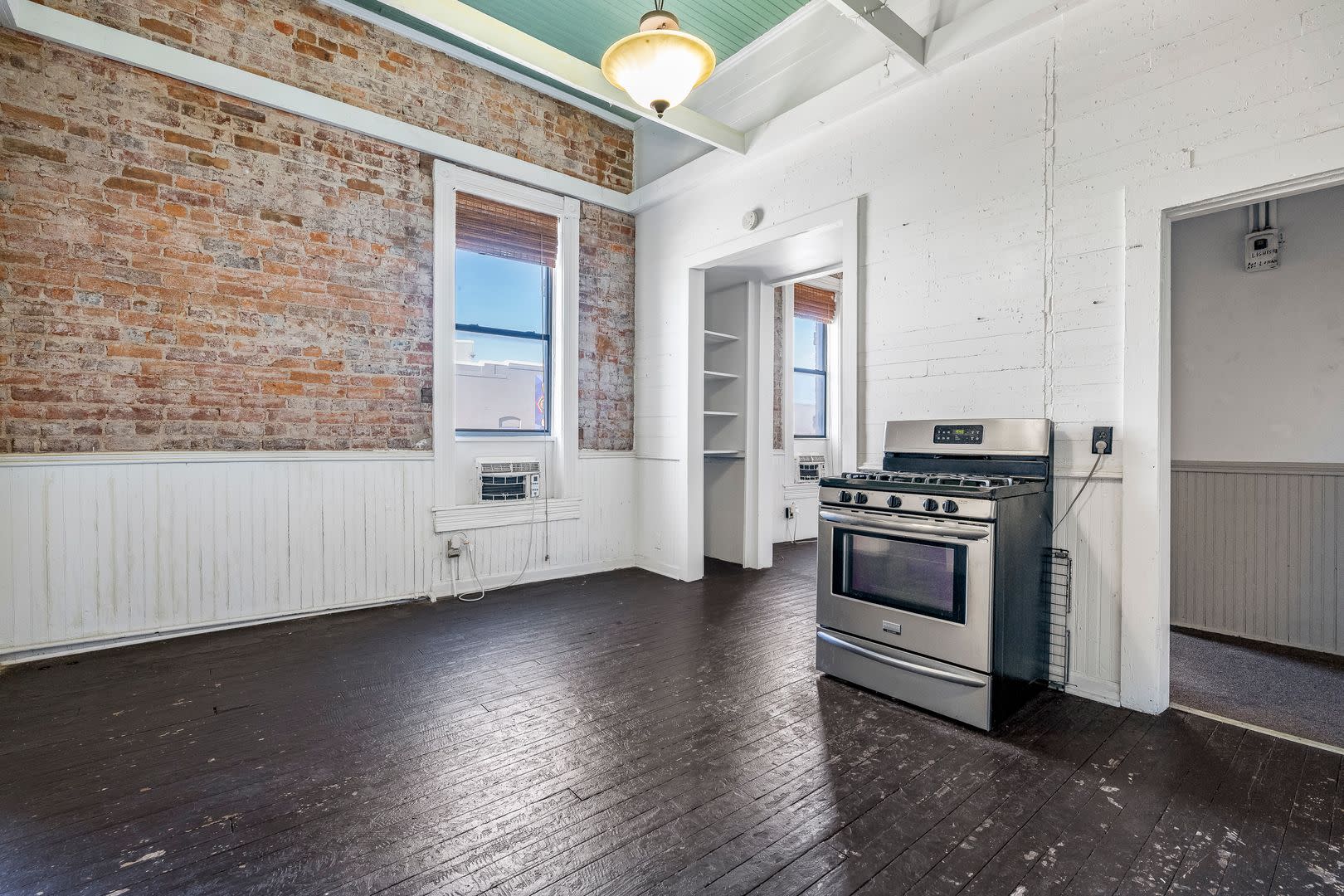 Historic 2-Bed, 2-Bath Apartment in Downtown Springdal – photo 4