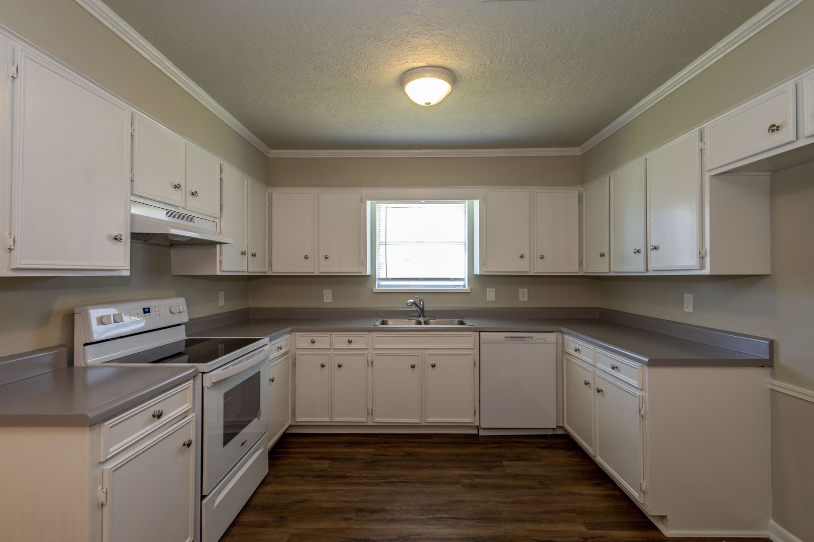 3 Bedroom, 2 Bath, Attached Garage. Dont let this one slip by. – photo 5