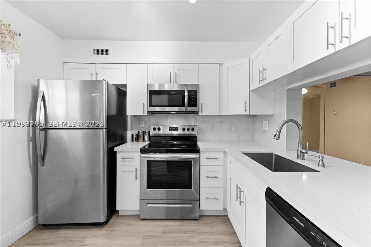 3047 N Oakland Forest Dr – photo 4