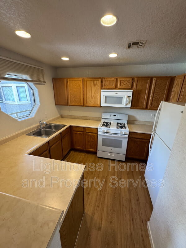 5050 S Rainbow Blvd – photo 4