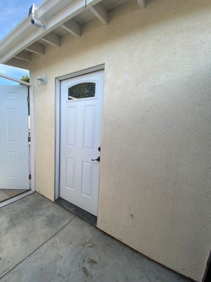 Completely Private one bedroom ADU/Guest House. Large 600sq ft! High ceilings – photo 2