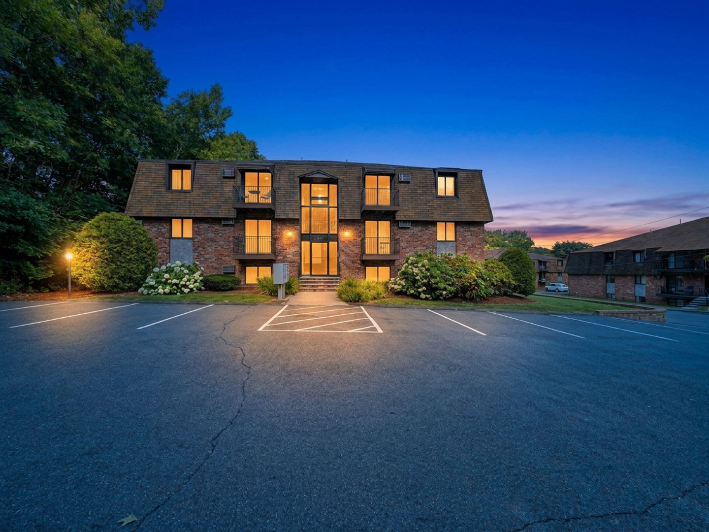 Welcome To 645 W Lowell Ave Unit 16 A Beautifully Updated 2 Bedroom 1 Bath Condominium Offering Modern Finishes A Private Balcony And Heat Hot Water Included – photo 1