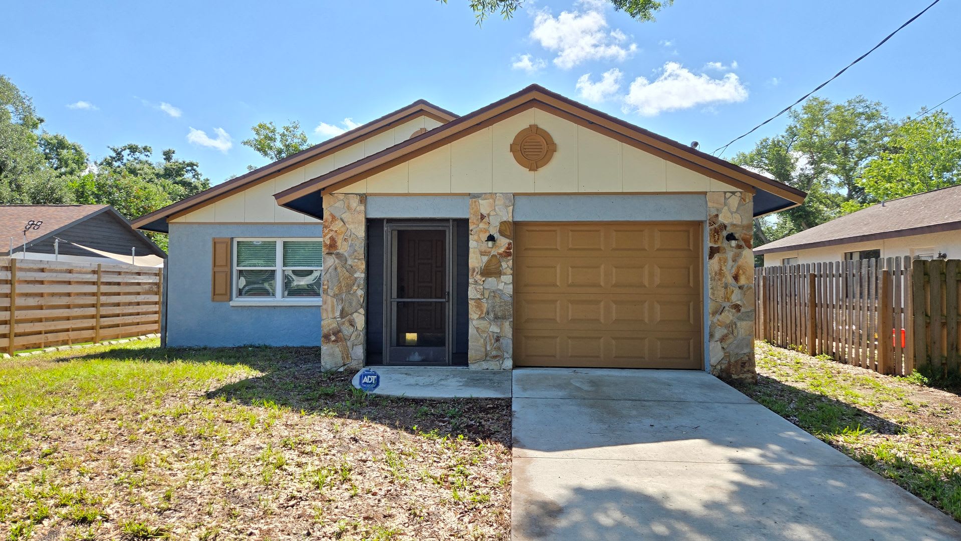 Charming 2BR/2BA + 1 car garage with Large Backyard in Sarasota – photo 1