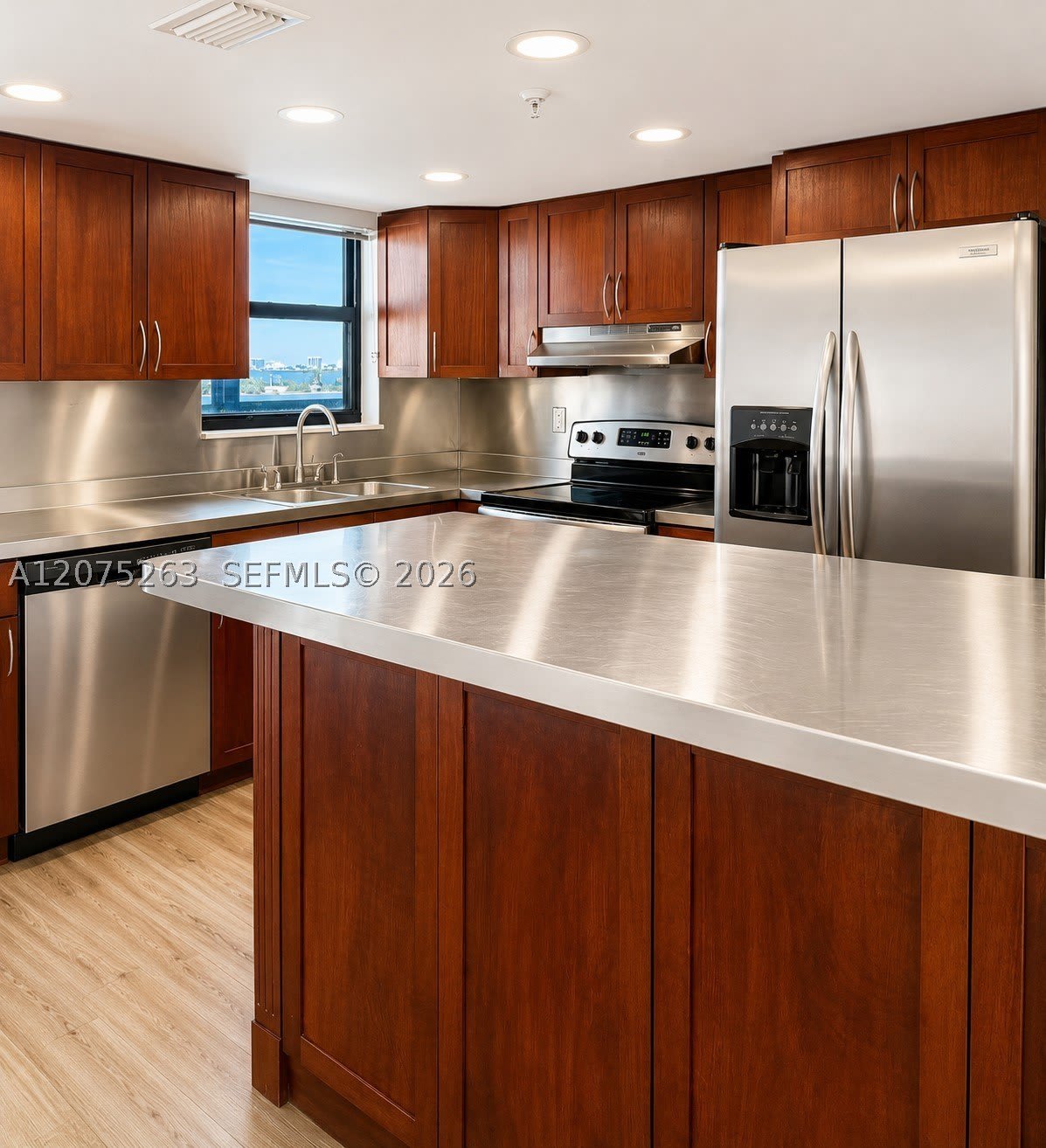 555 NE 30th St – photo 5