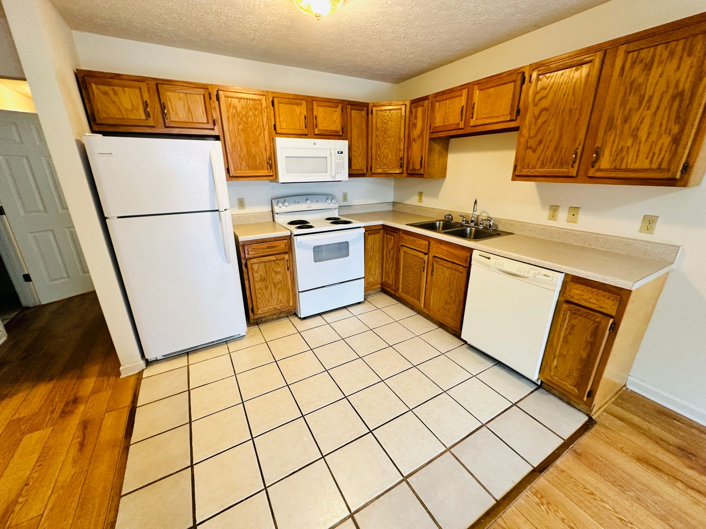 3 Bedroom 2.5 Bath Townhouse – photo 4